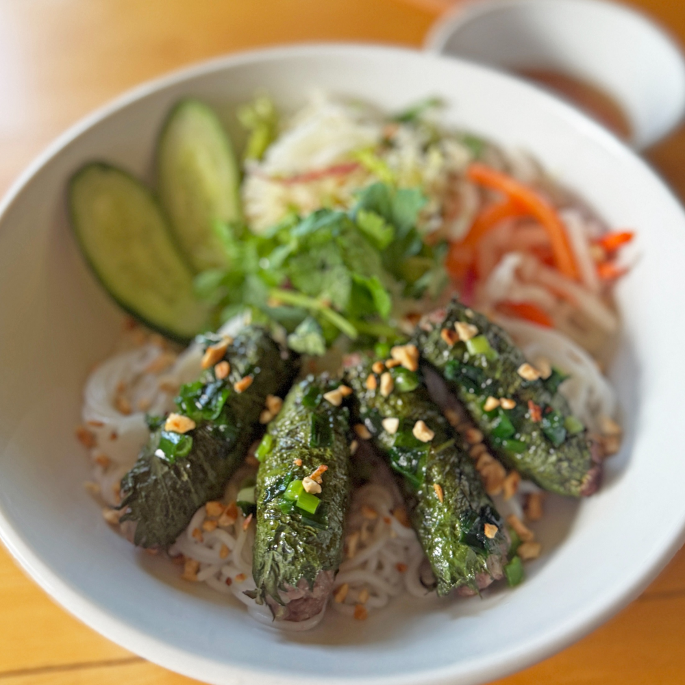 【夏限定】つくねの大葉巻き汁なし麺START　Bò nướng lá lốt